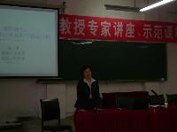 成子娟教授到小學一年級進行示範數學教學活動。